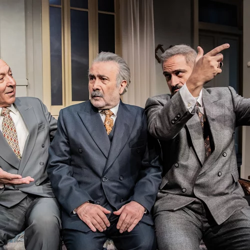 "Ένας ήρωας με παντούφλες": Ο Λάκης Λαζόπουλος σε ολοκαίνουρια trailer και φωτογραφίες από τη θρυλική κωμωδία