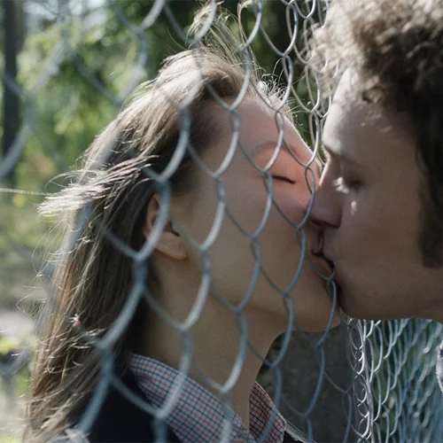 Soviet Jeans: Η μίνι σειρά- έκπληξη που καθήλωσε τους πάντες είναι τώρα στο Cinobo