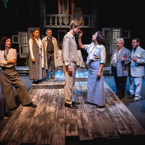 Ο "Πλατόνωφ" ρίχνει αυλαία στο θέατρο Τόπος αλλού