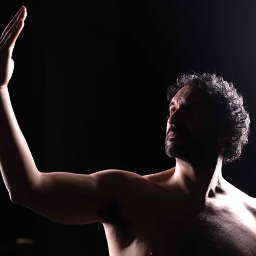 "Βιτρούβιος": Ο Στέφανος Κακαβούλης δίνει σάρκα και οστά στον μύθο του άγνωστου άντρα