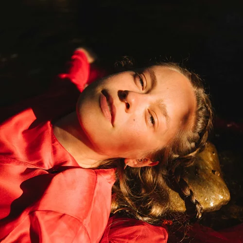 Η Anna B Savage έρχεται για μια μοναδική συναυλία στο "Temple"