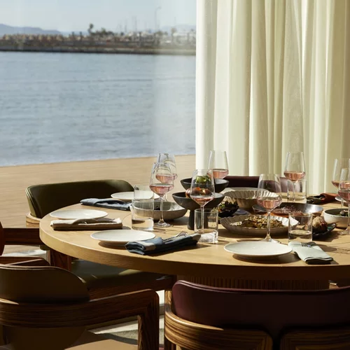 "Bungalow 7": Δοκιμάσαμε τις κοσμοπολίτικες γεύσεις του Ντίνου Φωτεινάκη στο νέο αστέρι της παραλιακής