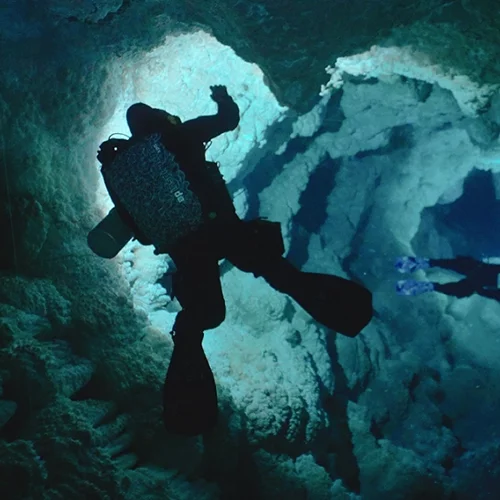"Underwonder": Βουτιά στα αθέατα υποβρύχια σπήλαια της Ελλάδας με τη νέα σειρά ντοκιμαντέρ της COSMOTE TV
