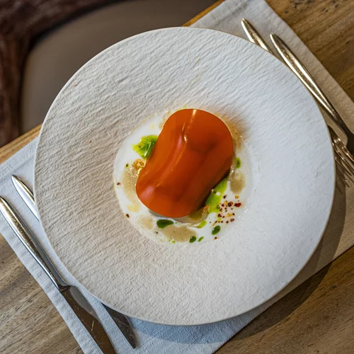 Γιουβαρλάκια-έκπληξη και μια επική ντοματοσαλάτα, σε ένα ξεχωριστό δείπνο