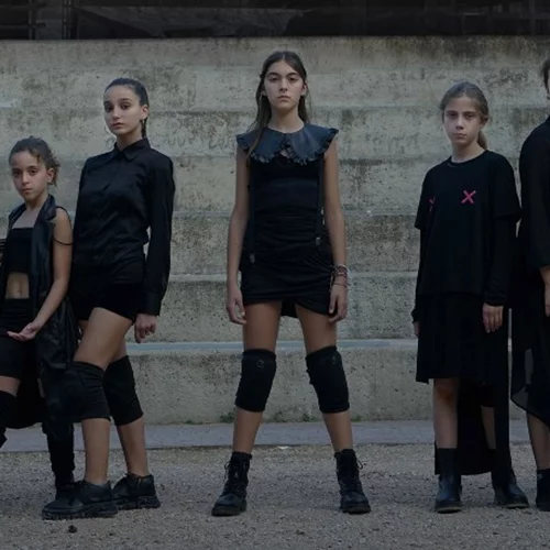 Οκτώ νεαρά κορίτσια ερμηνεύουν τη "Μήδεια" με την καθοδήγηση της Αλίκης Δανέζη Knutsen και ροκ διαθέσεις