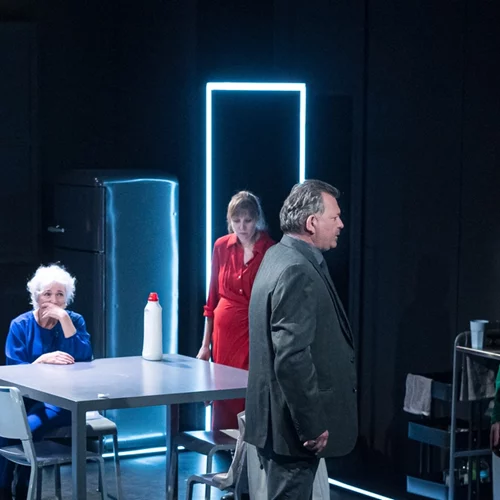 "Rabbit Hole":  Συνεχίζονται οι παραστάσεις του βραβευμένου έργου του Ντέιβιντ Λίντσεϊ-Αμπέρ