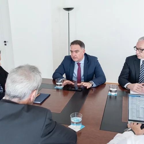 Την απόσυρση της διάταξης για την  ποσόστωση ελληνόφωνων τραγουδιών ζήτησε ο πρόεδρος του Ξενοδοχειακού Επιμελητηρίου από την Υπουργό Τουρισμού Όλγα Κεφαλογιάννη