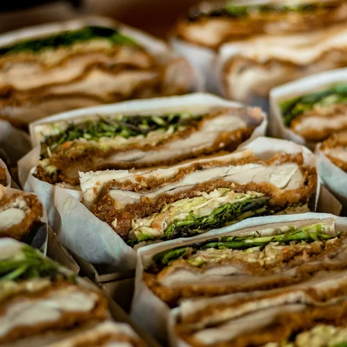 Bisque Please x Γειτονιά: Pop up event με σάντουιτς και δημιουργικές νοστιμιές στην Κυψέλη