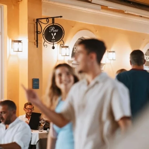 Το Rex Restaurant έχει ατμόσφαιρα που θυμίζει τα παλιά κερκυραϊκά αρχοντικά