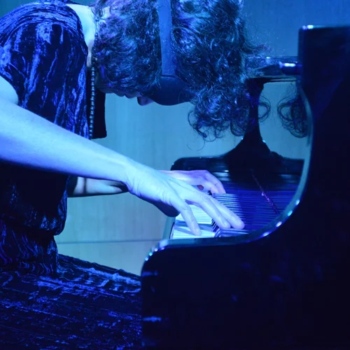 "Μπλε και Ασημί": Εντυπώσεις από την πολυπρόσωπη συναυλία της Σοφίας Καμαγιάννη στο Μέγαρο Μουσικής