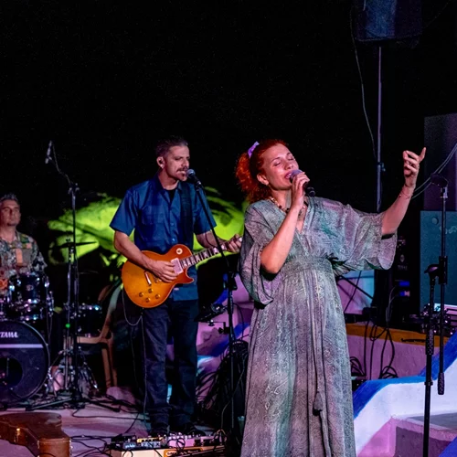 Mandrakia Artis 2025: Τρεις νύχτες τέχνης δίπλα στα πολύχρωμα σύρματα