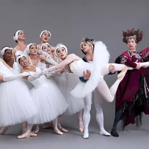 The Trocks: Έρχεται στην Ελλάδα η ομάδα που χορεύει μπαλέτο όπως δεν το είχατε φανταστεί!