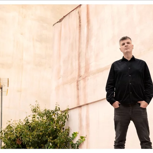 Ο Φοίβος Δεληβοριάς επιστρέφει στο Κύτταρο μαζί με την παρέα του