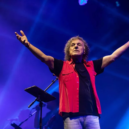 Ο Βασίλης Παπακωνσταντίνου σε 5+1 κομβικούς δίσκους