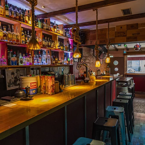 Ο "Οινοφλύξ" της Αργυρούπολης αγαπά το ρούμι και τις οινοποσίες