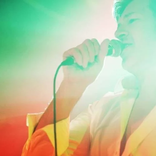 Οι Xaxakes επιστρέφουν με χιούμορ, glam και rock ’n’ roll διαθέσεις