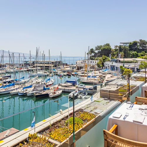 "Varoulko Seaside": Γεύση κλασικού με φόντο το γαλάζιο