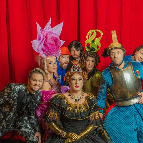 Πίσω από τις κουίντες ενός μουσικοθεατρικού θιάσου με το "Viva la mamma!"