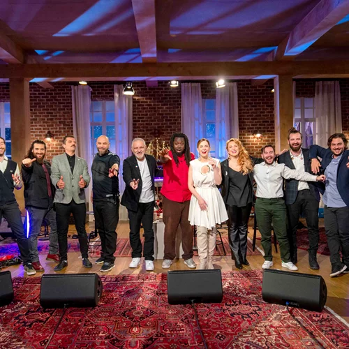 Ο Μιχάλης Koυϊνέλης και ο Mc Yinka στο εορταστικό "Μουσικό Κουτί" της ΕΡΤ1