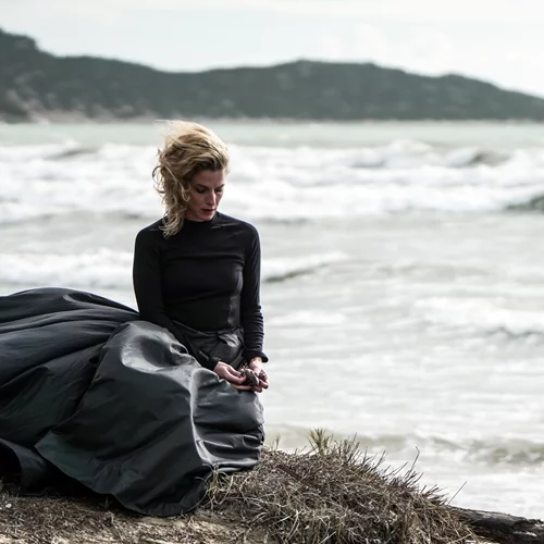 "Midnight movie": Η Έλενα Μαυρίδου επιστρέφει με ένα έργο για τους λαβύρινθους του διαδικτύου