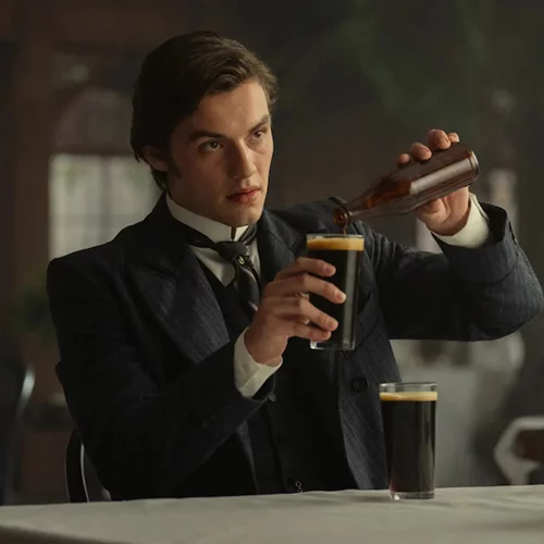 Απ’ το μπαρ στην οθόνη: Οι νέες σειρές κάνουν -και- τα ποτά πρωταγωνιστές