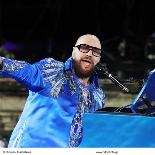 Desmond Child "Rocks the Parthenon": Γκλάμουρ, αποθέωση, αλλά και στιγμές αμηχανίας