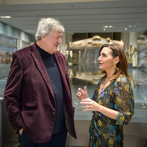 Τιμή στον Sir Stephen Fry για την προσφορά του στον ελληνικό πολιτισμό και τον αγώνα για την επιστροφή των Γλυπτών του Παρθενώνα
