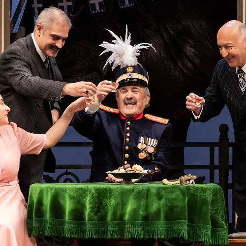 Ο Λάκης Λαζόπουλος γίνεται ξανά Ένας ήρωας με παντούφλες