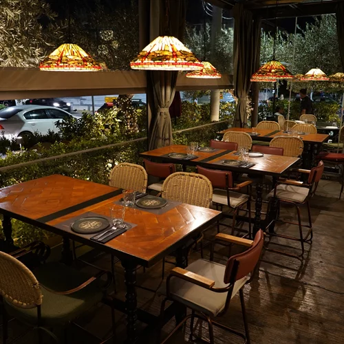 Video walkthrough: Η Ναταλία Δραγούμη δοκιμάζει το "Feedέλ", ένα γαστρονομικό μεζεδοπωλείο όχι σαν όλα τ' άλλα!