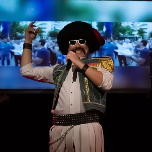 Ο Αποστόλης Μπαρμπαγιάννης κερνάει "Αριστεία Καπαμά"