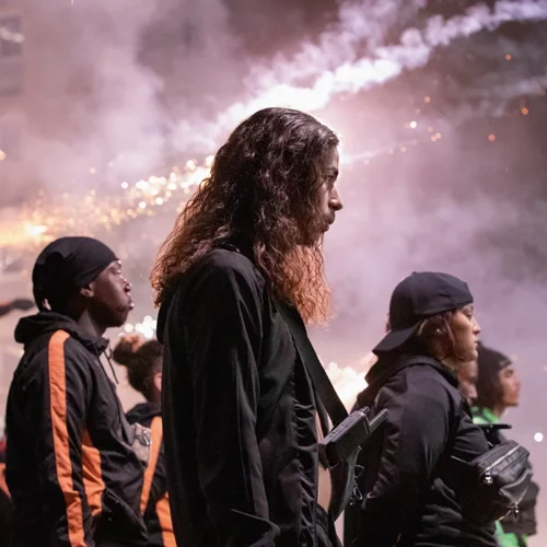 Ρομέν Γαβράς: Η νέα ταινία του ταλαντούχου σκηνοθέτη "Athena" έκανε πρεμιέρα στο Φεστιβάλ Βενετίας