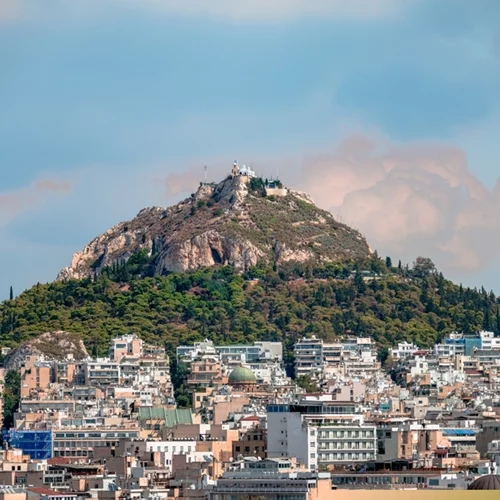 Πόσα Airbnb χωράει πια η Αθήνα;