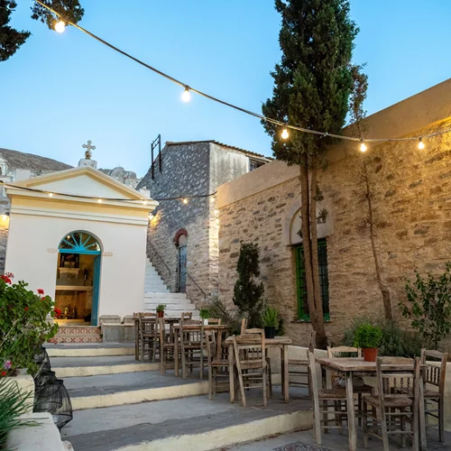 Serviam: Γεύσεις, ιστορία και φιλοξενία στο πιο ατμοσφαιρικό σημείο της Τήνου