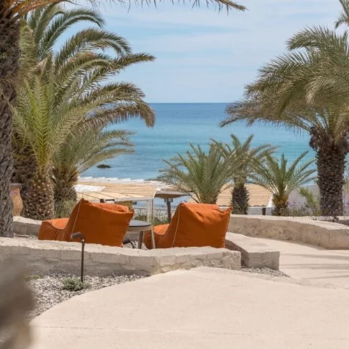 Σε αυτό το ξενοδοχείο της Μήλου ξεχνιόμαστε ευχαρίστως κοιτάζοντας τη γραμμή του ορίζοντα