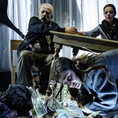 Η λέξη πρόοδος στο στόμα της μητέρας μου ηχούσε πολύ φάλτσα