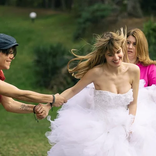 Οι Κάνες μιλάνε ελληνικά και χορεύουν ροκ εν ρολ