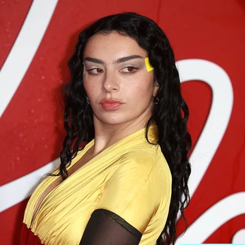 Charli XCX: Η "brat" εμφάνιση που ξεσήκωσε τα Grammys 2025