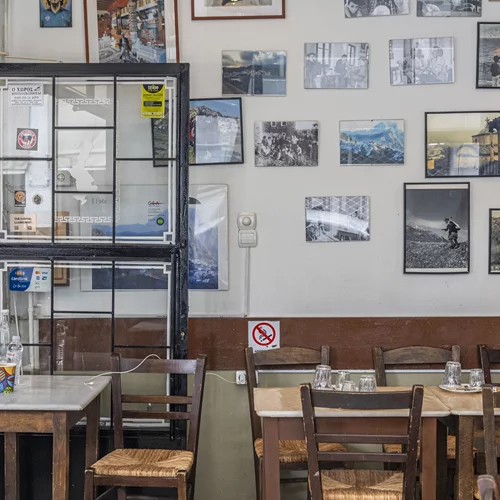 Στα χαμηλά της Ευριπίδου παίζει ένα από τα πιο true καφενεία της Αθήνας