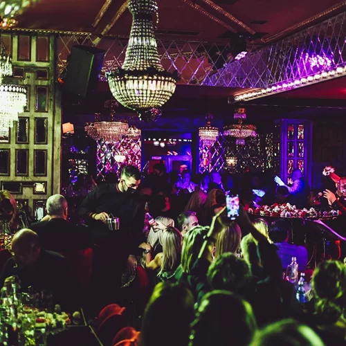 4 ιδέες για γιορτινό dining μετά μουσικής