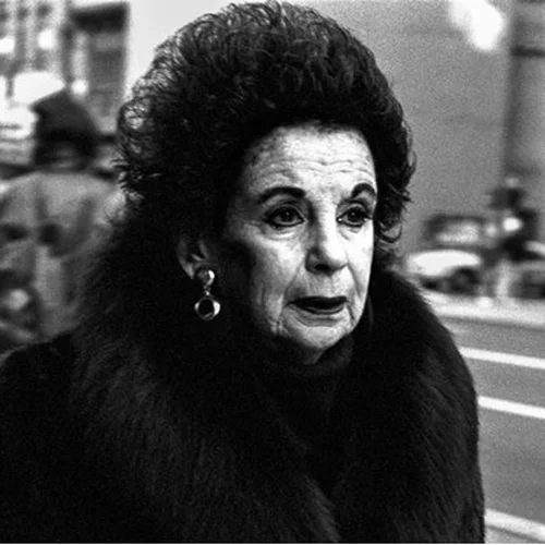 Οι φωτογραφίες της Μαρίας Παυλάκη αντιστέκονται στη χαώδη αστική ζωή