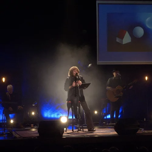 Ο Βασίλης Παπακωνσταντίνου στο "Θέατρο Βέμπο": Κι αν δεν είναι (και τόσο) rock, μην τον φοβάσαι