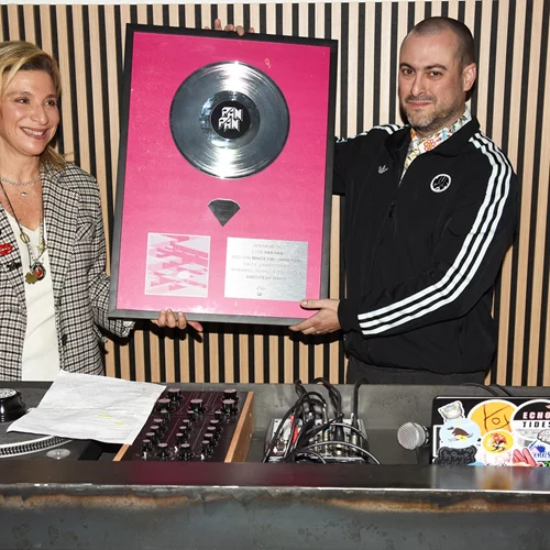 Η "Ανισόπεδη Ντίσκο" του Pan Pan έγινε διαμαντένια