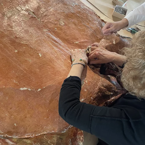 "Επιφάνειες, οδηγίες χρήσης": Η Ρένα Παπασπύρου μετατρέπει τις απαιτήσεις της καθημερινότητας σε καλλιτεχνικό πεδίο δημιουργίας