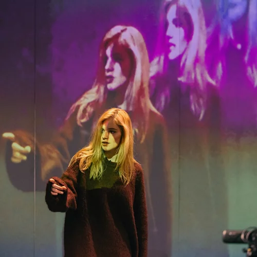 Η Νατάσα Εξηνταβελώνη έρχεται με το "Girls & Boys" από τη Θεσσαλονίκη