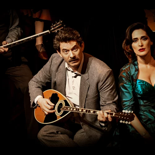 Η τραγουδίστρια Μαρίκα Νίνου λάμπει στο Θέατρο Τέχνης με ζωντανό ρεμπέτικο, χορό και ακροβατικά