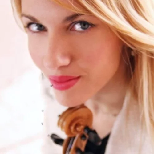 Οι Νora's Cinematic σε ένα ακουστικό σετ στο Foyer του Θεάτρου Τζένη Καρέζη