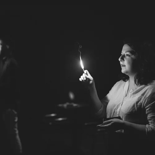 Το "R.I.P." έγραψε ο Δημήτρης Κουρούμπαλης αντλώντας από τον "Ρωμαίο και Ιουλιέτα"