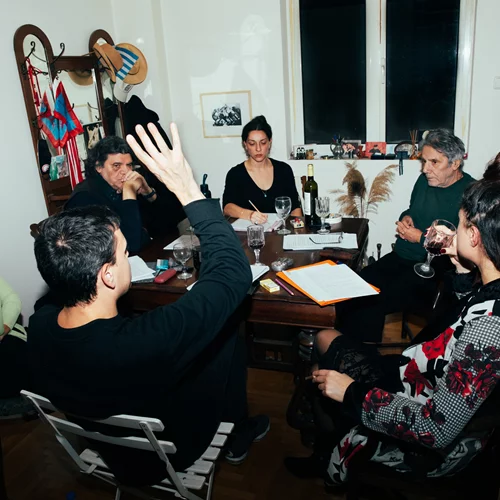 "Αλίφειρα": Πώς μαγειρεύτηκε η νέα παράσταση του Ανδρέα Στάικου στο Δημοτικό Θέατρο Πειραιά;