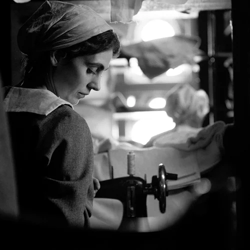 Το "Κορίτσι με τη Βελόνα" είναι ένα γοτθικό κινηματογραφικό παραμύθι βασισμένο σε αληθινή ιστορία