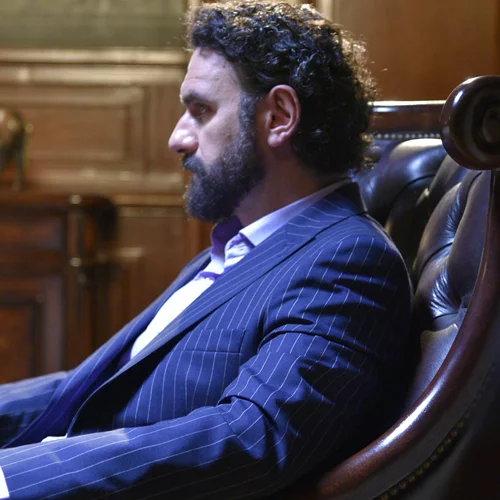 Άκου Ποιος Μιλάει